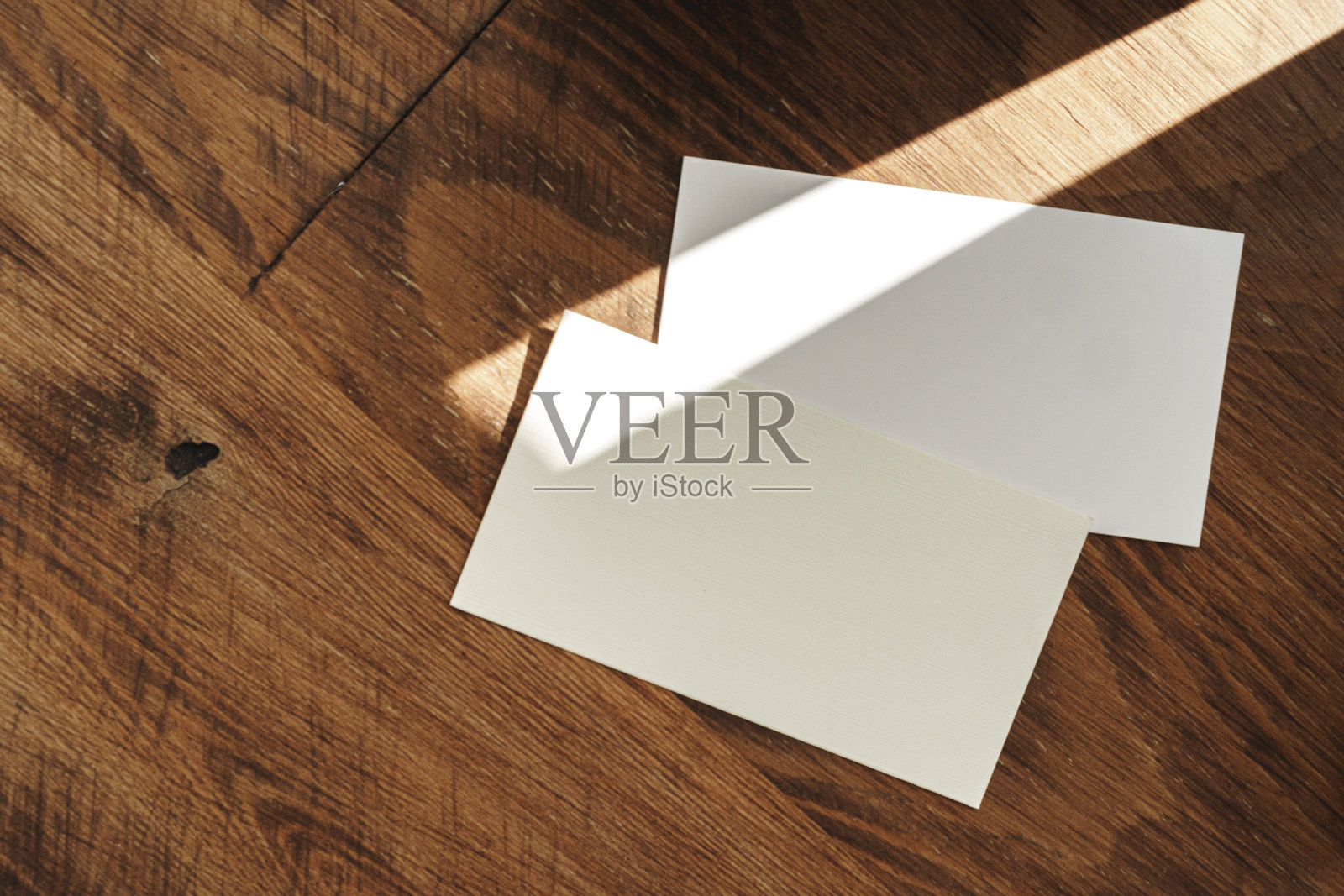 成堆的商业名片，上面有木头背景的空间照片摄影图片