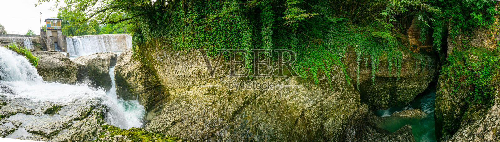 马特维利峡谷瀑布全景，绿色植物和岩石纹理的墙壁。照片摄影图片