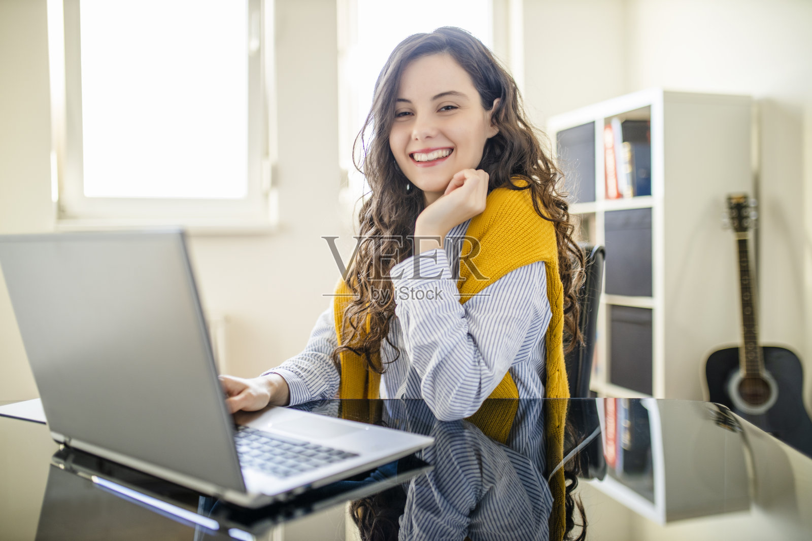 年轻女性在办公室工作和使用笔记本电脑的肖像照片摄影图片