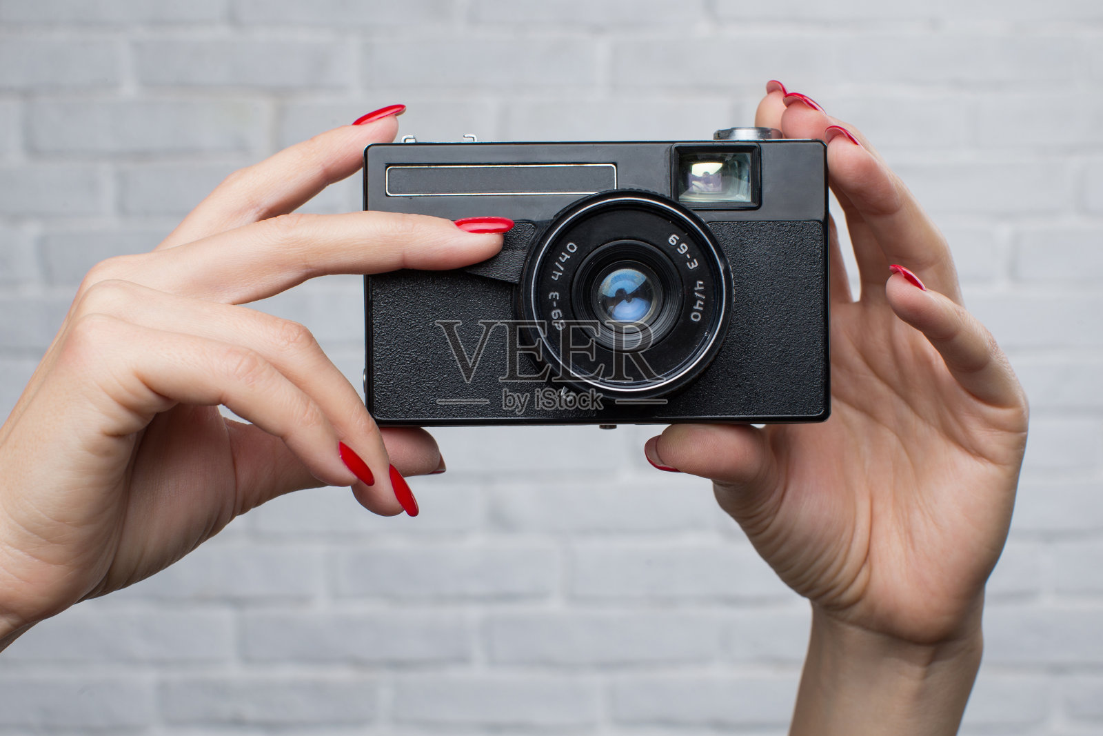 女人手里拿着相机照片摄影图片