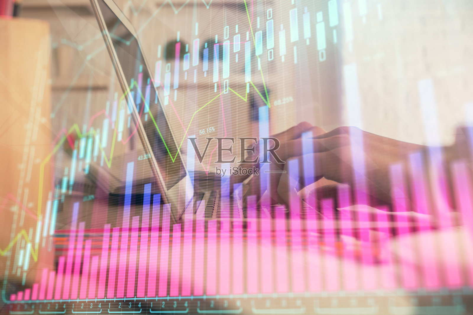 女人的双手在电脑上打字和外汇图表全息图的双重曝光。股票市场投资概念。照片摄影图片