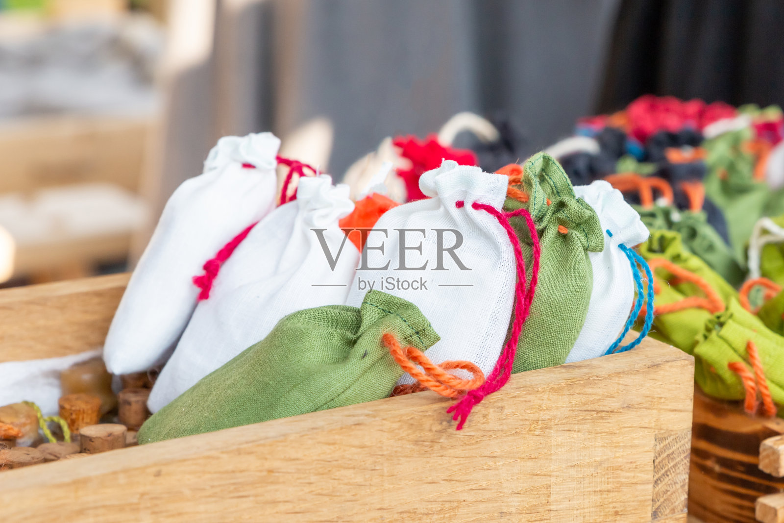 袋装干薰衣草芳香疗法，白色小袋与红色辫子照片摄影图片