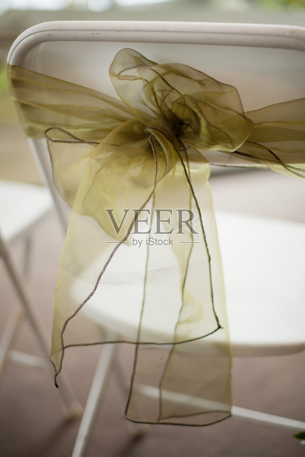 用绿色薄纱缎带装饰的椅子照片摄影图片