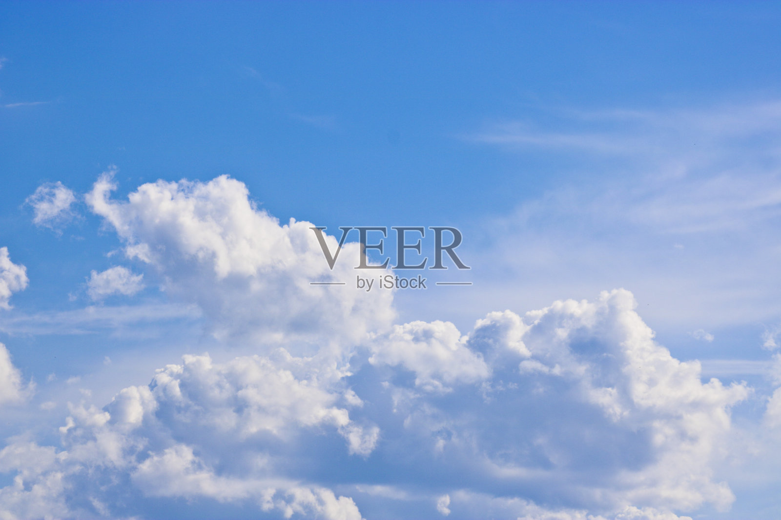 蓝天中的积云和卷云。大气现象，天气，夏季。照片摄影图片