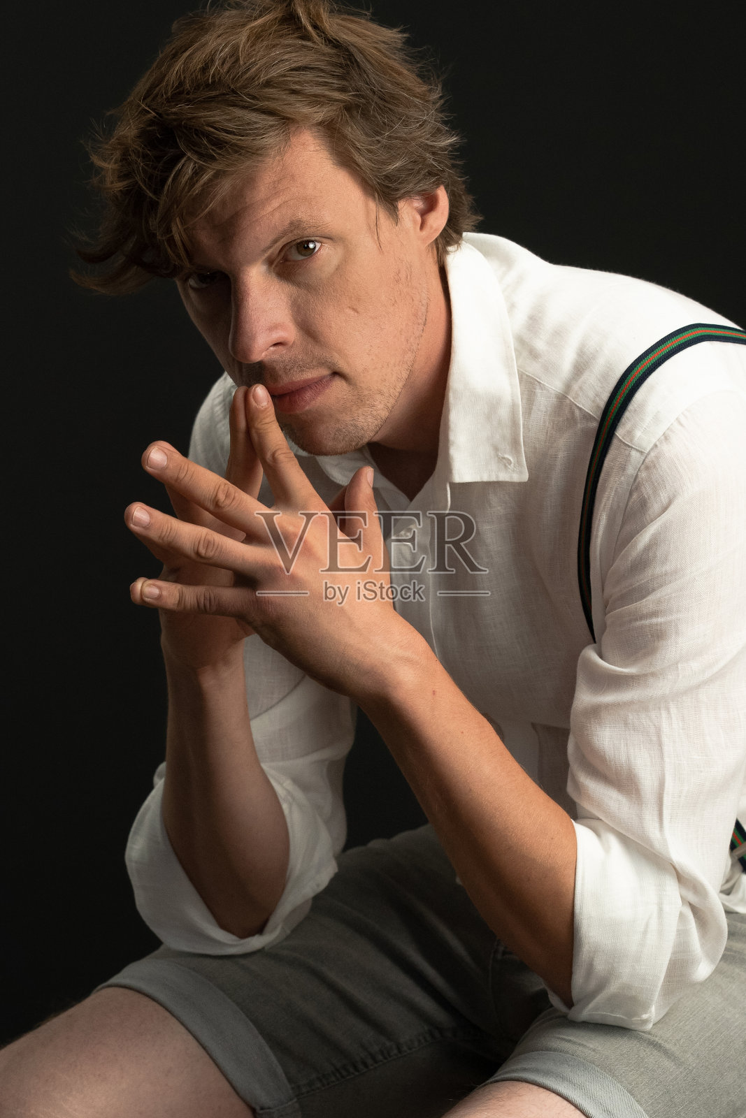 自信的自由职业者把指尖折叠在面前准备一个新的重要步骤。自信的男人自由职业者摆孤立的黑色背景。本空间照片摄影图片