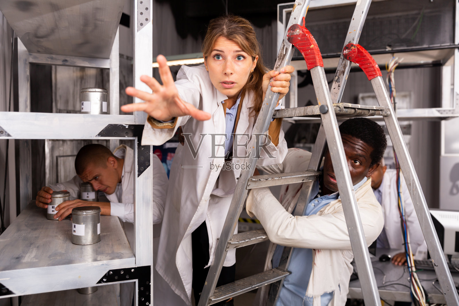 男人帮助女人在寻找房间的钥匙照片摄影图片