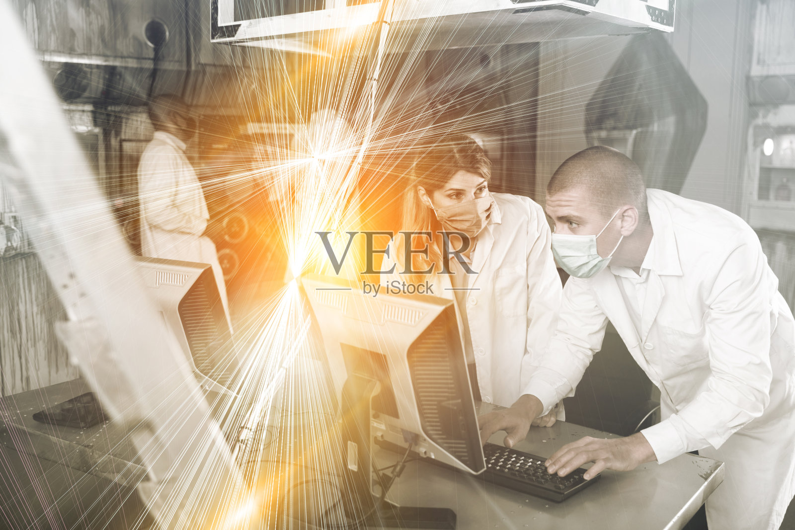 2019冠状病毒病大流行期间，戴口罩的朋友们在任务室内玩耍照片摄影图片