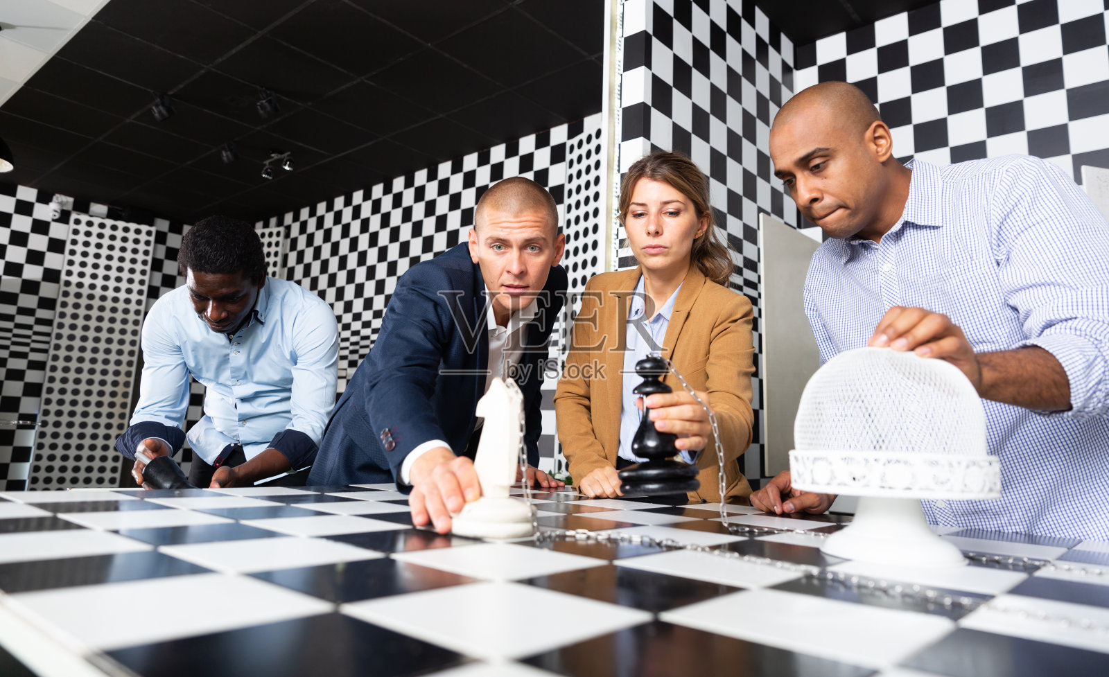 四个朋友寻找逃离象棋密室的方法照片摄影图片