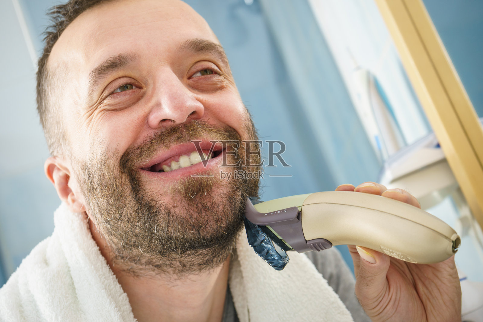 男人刮胡子照片摄影图片