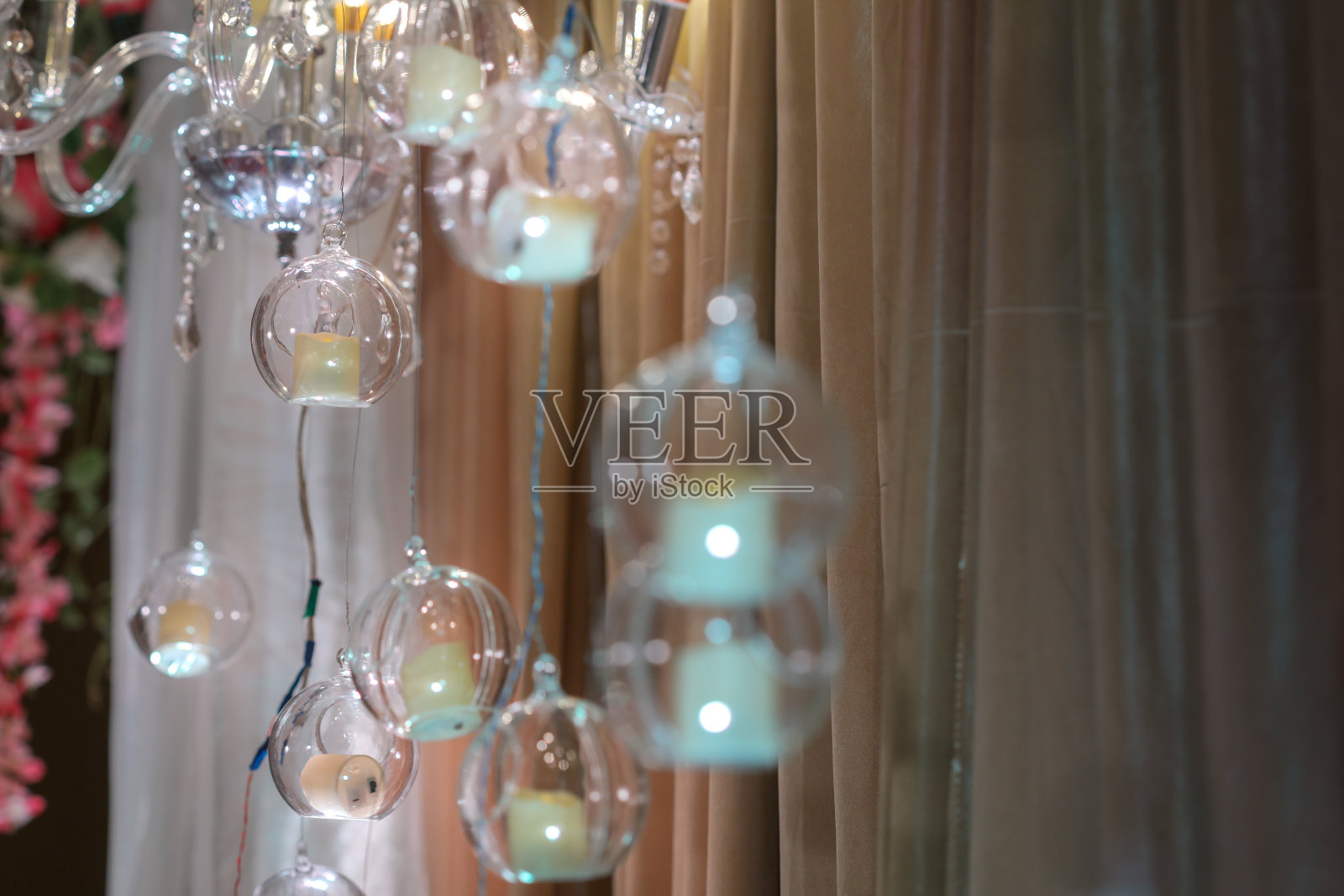 用于舞台装饰的小枝形吊灯照片摄影图片