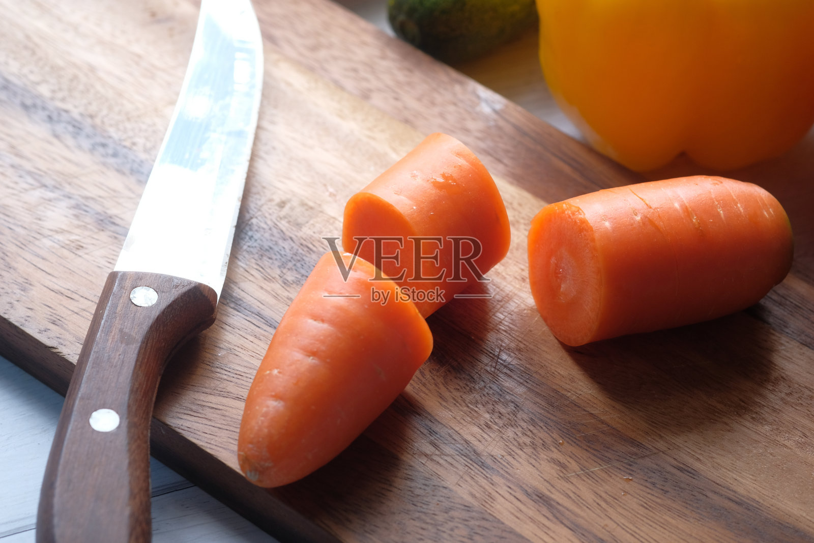 把胡萝卜切成薄片放在砧板上照片摄影图片