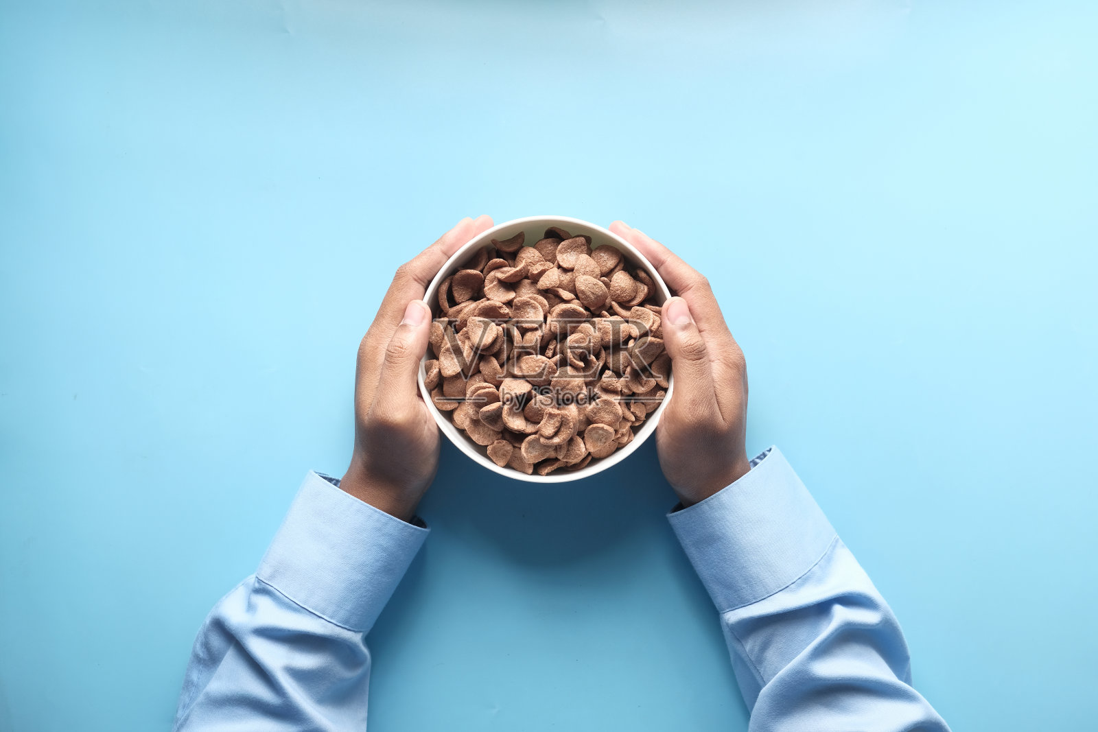 俯视图的巧克力玉米片在一个碗上蓝色照片摄影图片