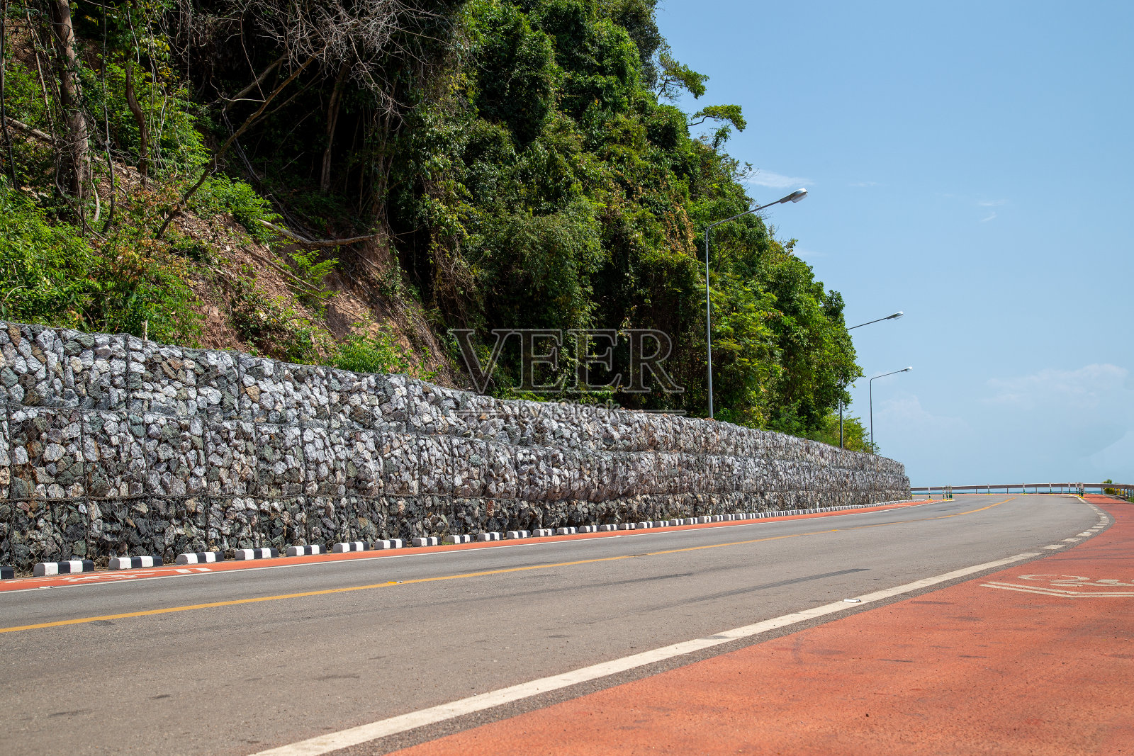 挡土墙、岩墙、防滑围栏、路边滑坡防护。照片摄影图片