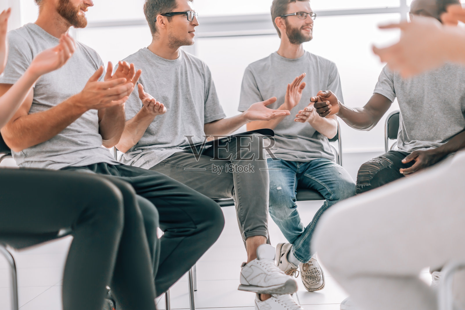 一个年轻人在向他的同事解释事情照片摄影图片