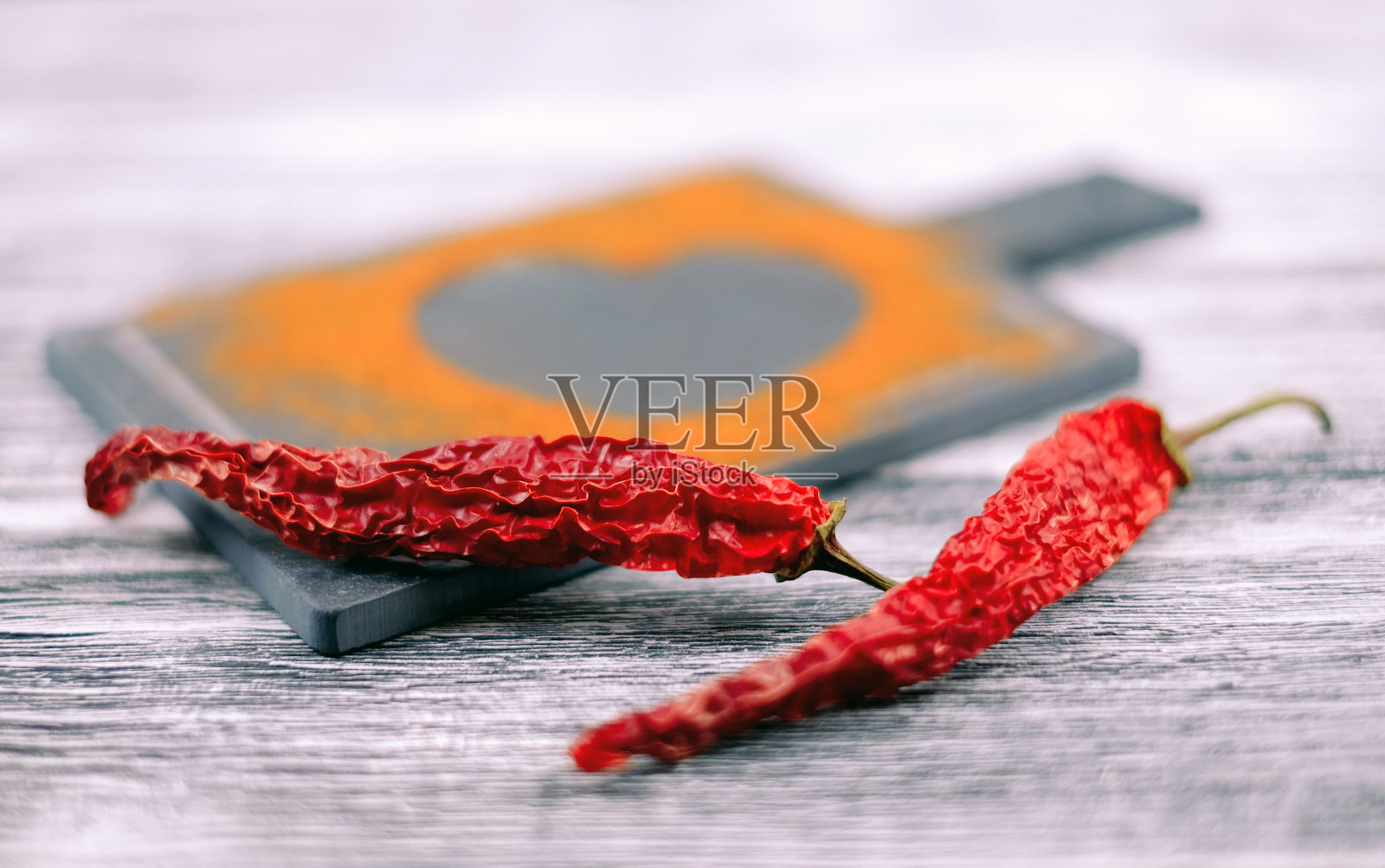 灰色背景上的两个干红辣椒，选择性聚焦照片摄影图片