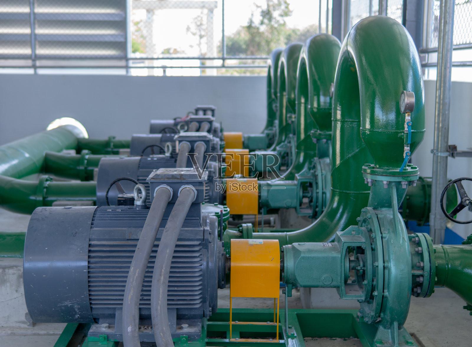 适用于工业用管道配套安装的泵、电机。照片摄影图片