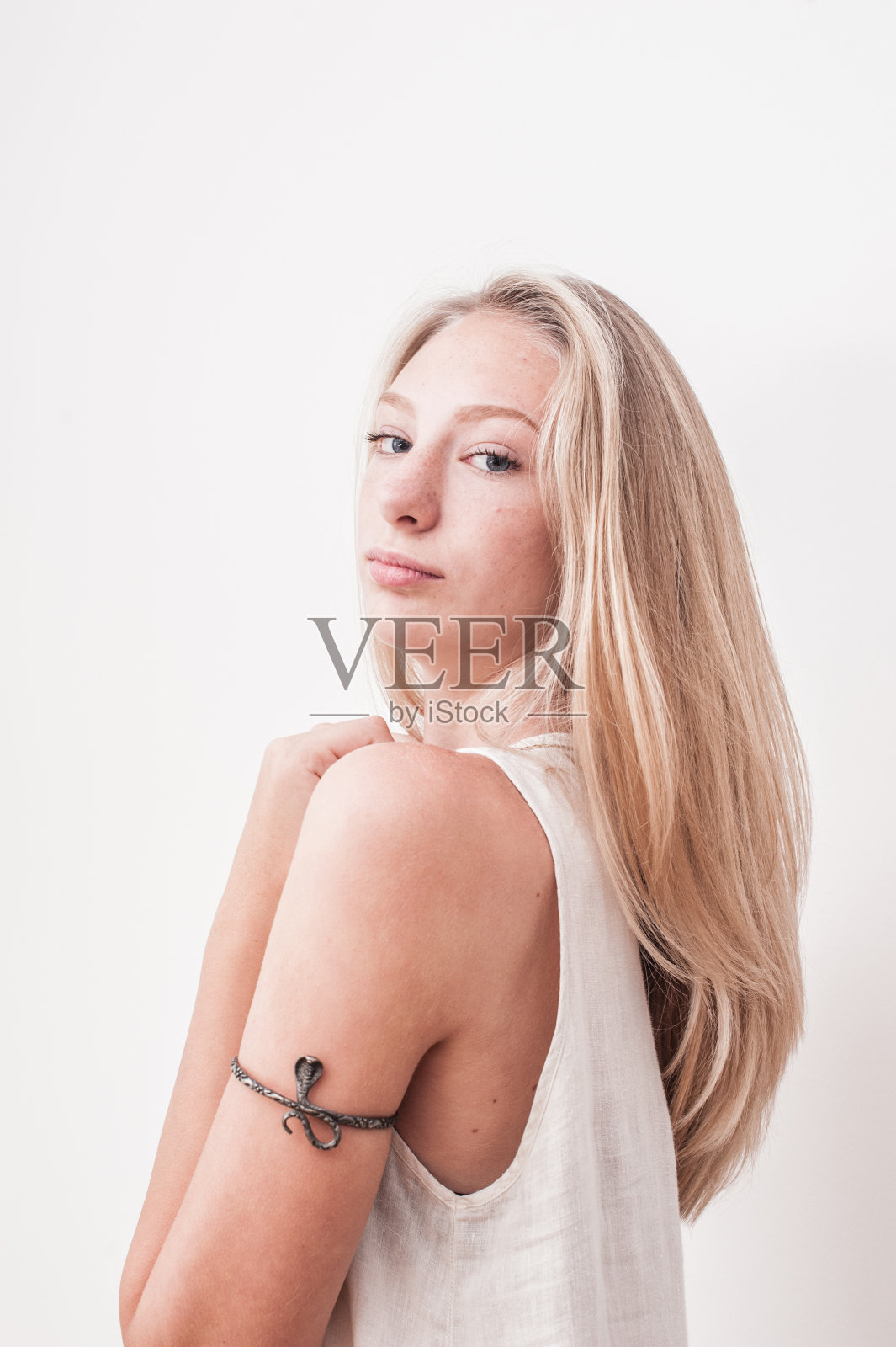 自信的少女照片摄影图片