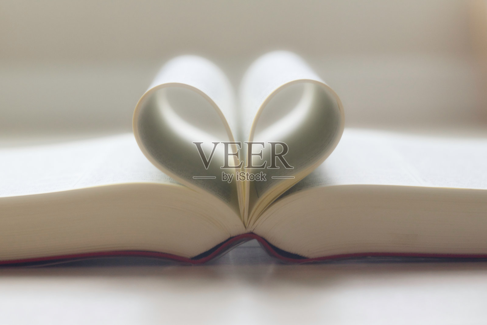 在书页上的心照片摄影图片
