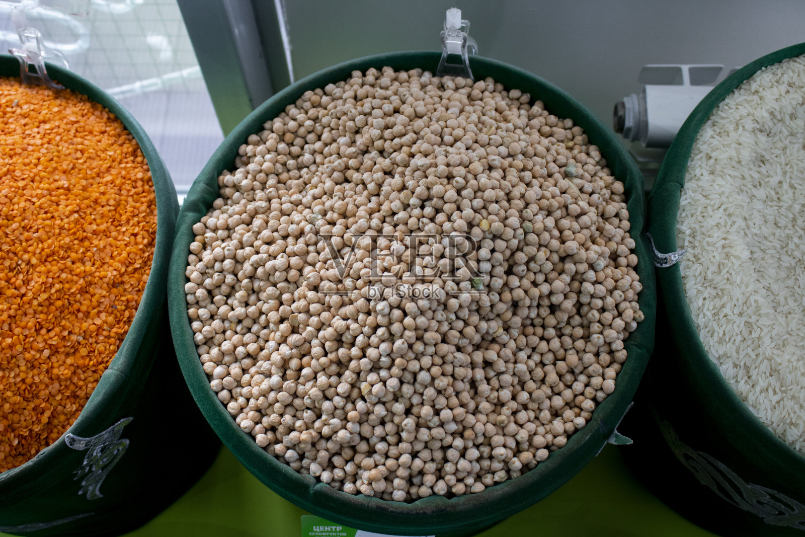 粗麻袋里的干豆子，俯视图照片摄影图片