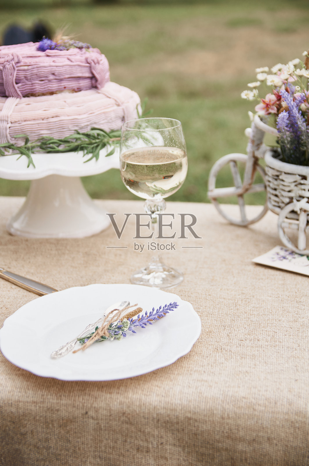 乡村风格的黄油蛋糕放在节日的桌子上，一杯白葡萄酒照片摄影图片