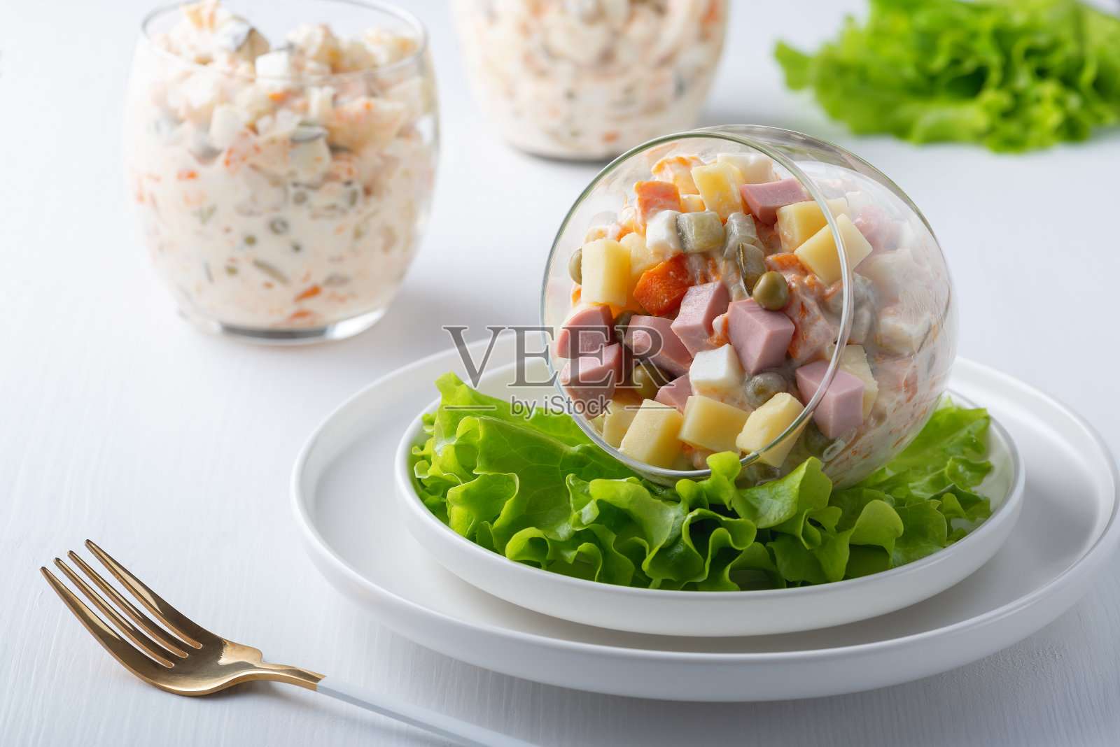 传统的俄罗斯沙拉奥利维尔蔬菜，火腿和蛋黄酱照片摄影图片