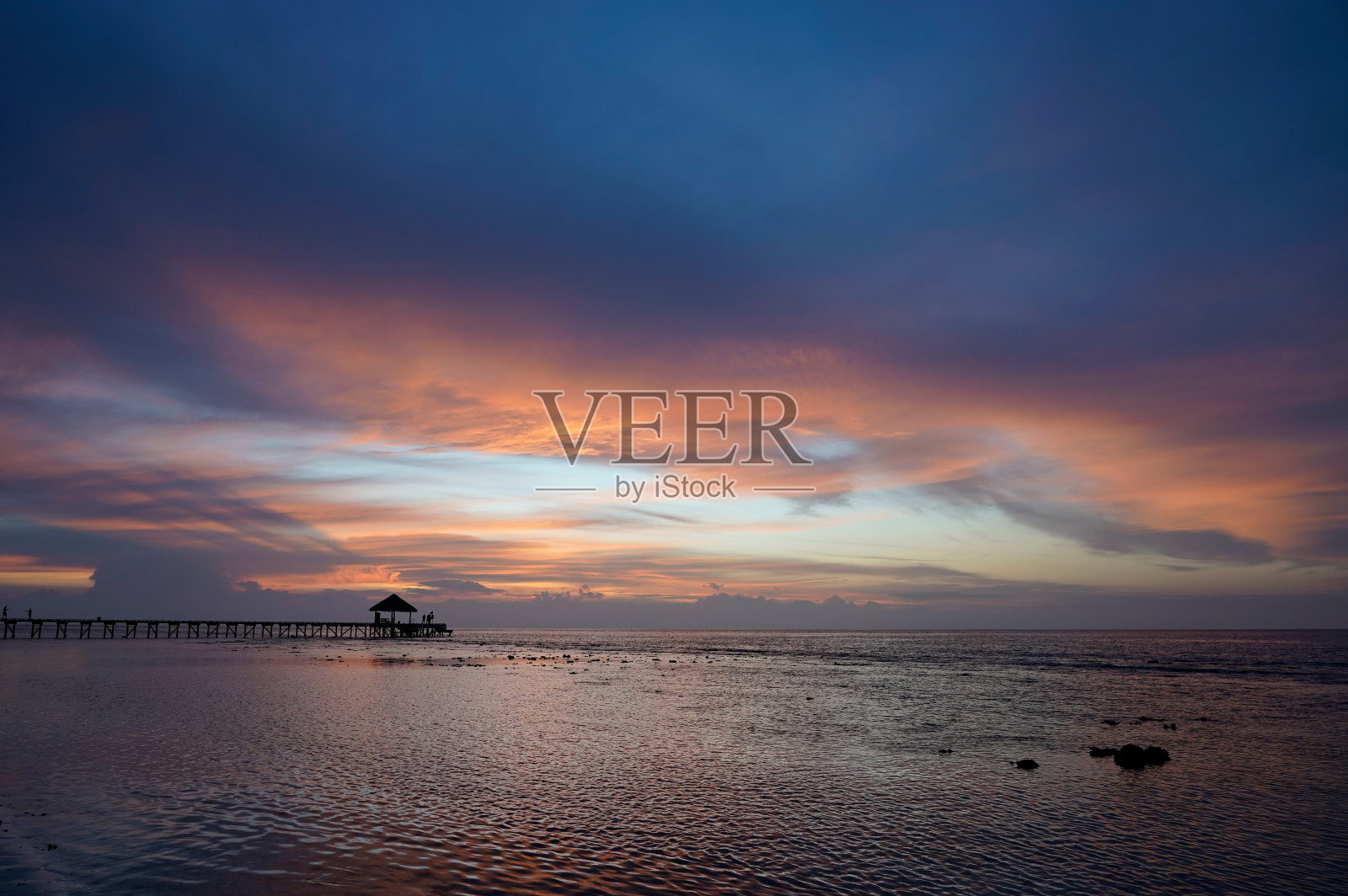 马尔代夫海滩上的日落照片摄影图片