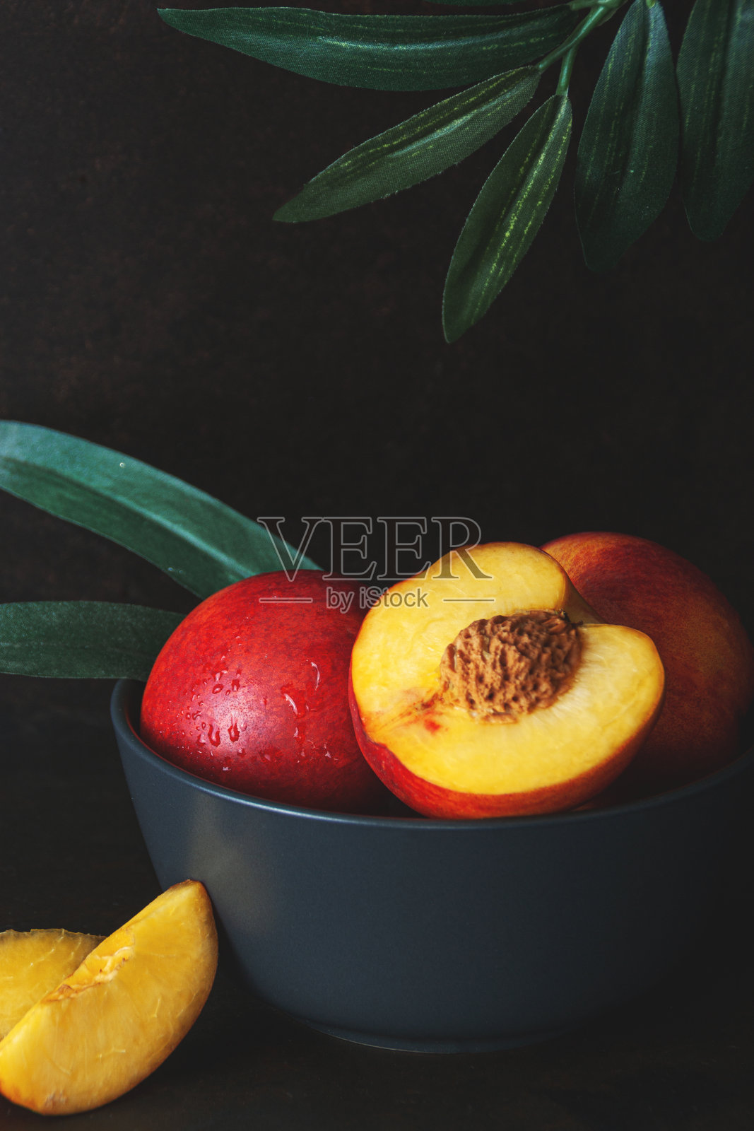 桃或油桃和桃片与叶在白色的背景照片摄影图片