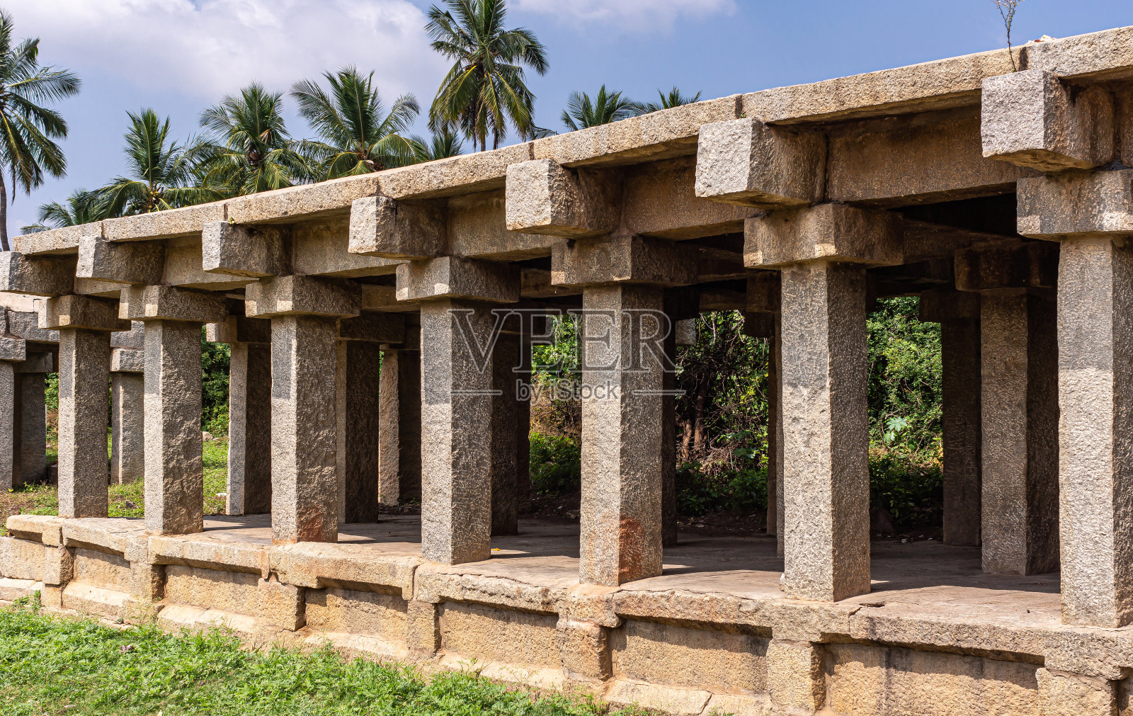 印度卡纳塔克邦汉比市巴扎尔街上的历史柱状建筑。照片摄影图片