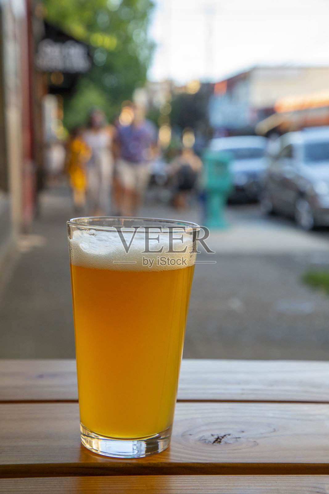 波特兰户外品脱啤酒。照片摄影图片