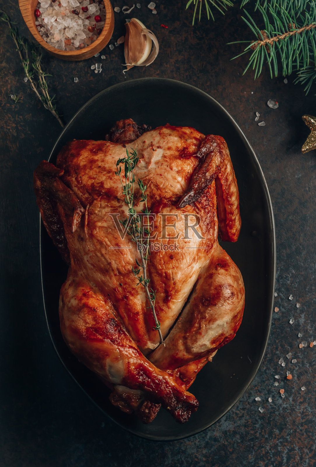 圣诞装饰餐桌上的烤鸡或火鸡。新年和圣诞节的概念。照片摄影图片