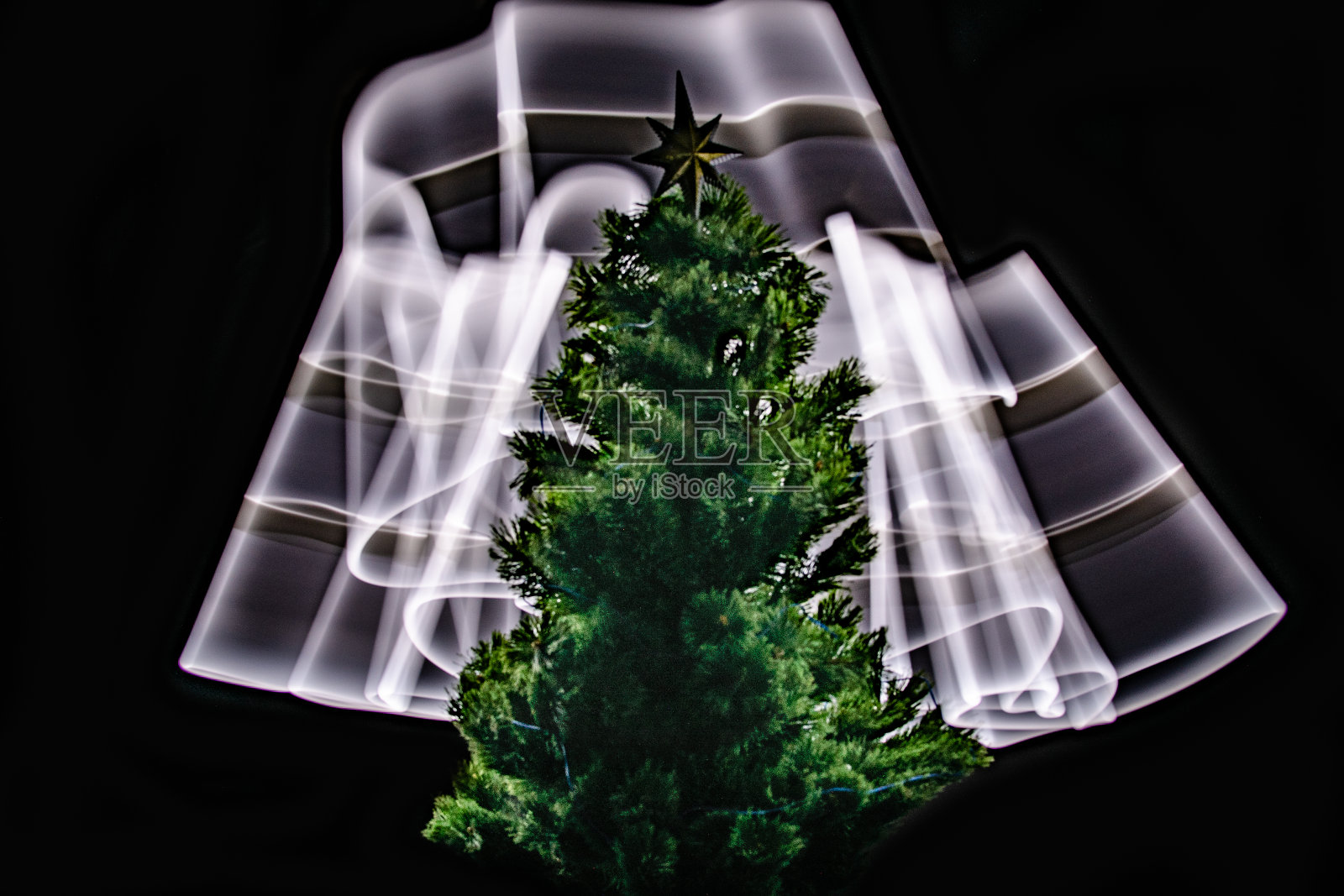 用星星装饰的圣诞树照片摄影图片