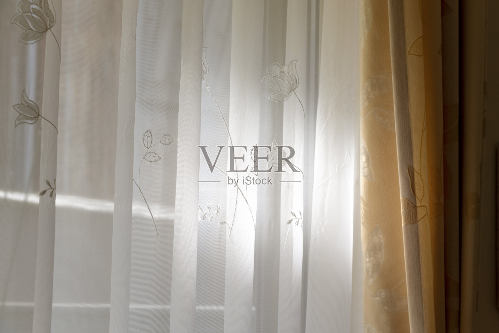 柔和的阳光透过白色的花边窗帘照进房间照片摄影图片