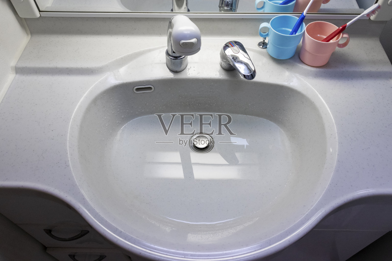 干净脸盆架照片摄影图片