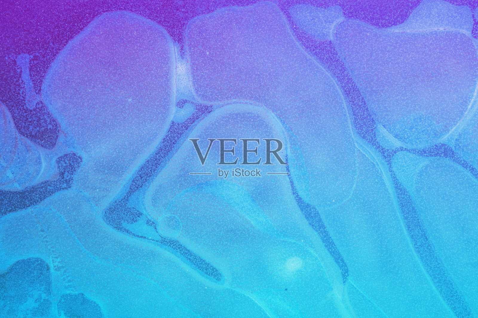 冰冻水坑上的抽象图案。冬天的自然背景。渐变的颜色照片摄影图片