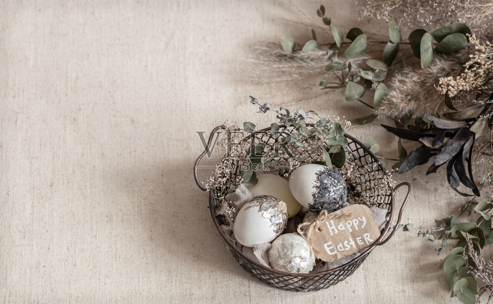 复活节构图与装饰鸡蛋在篮子上纹理光表面复制空间。照片摄影图片
