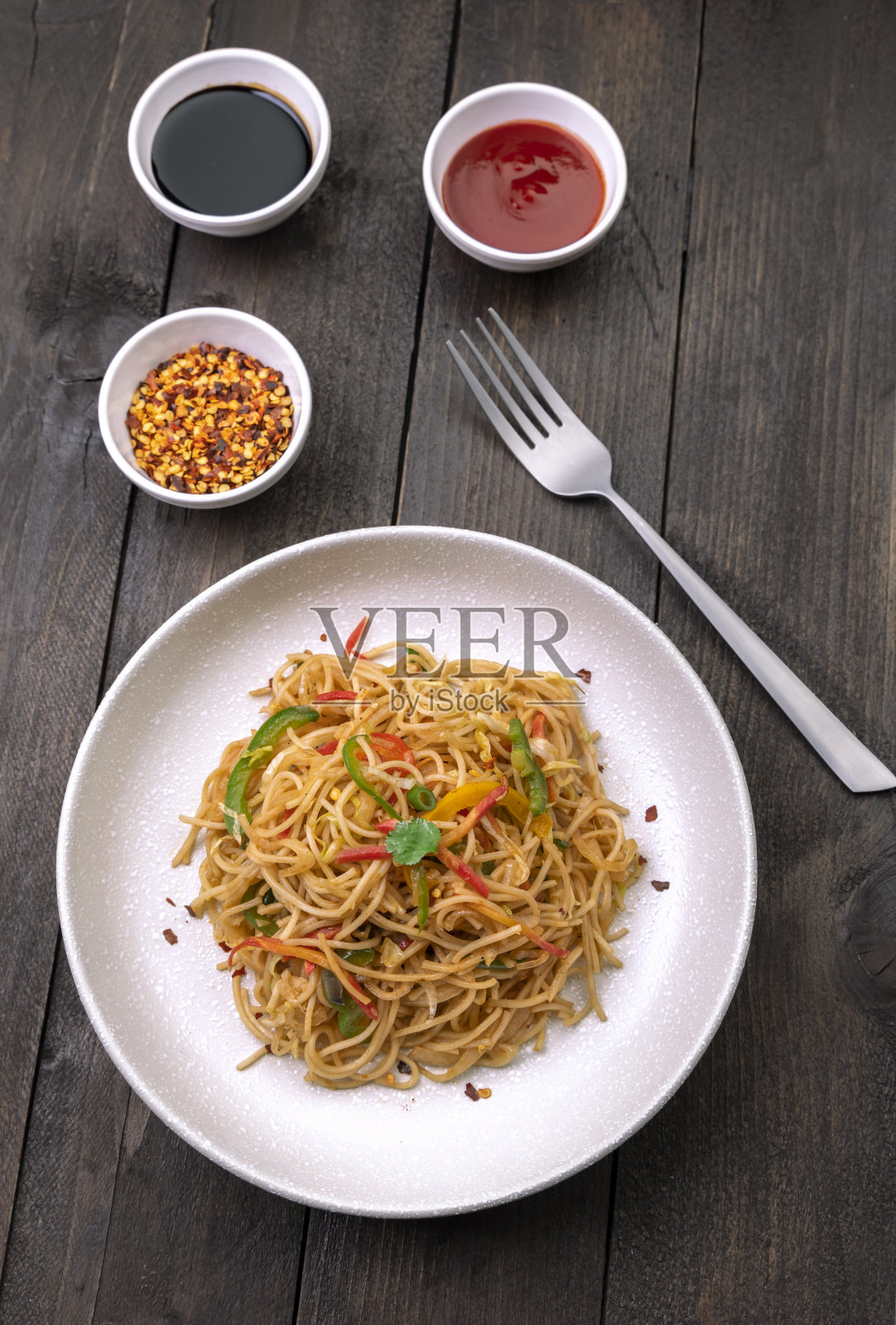 在白盘子里炒素面，加酱汁照片摄影图片