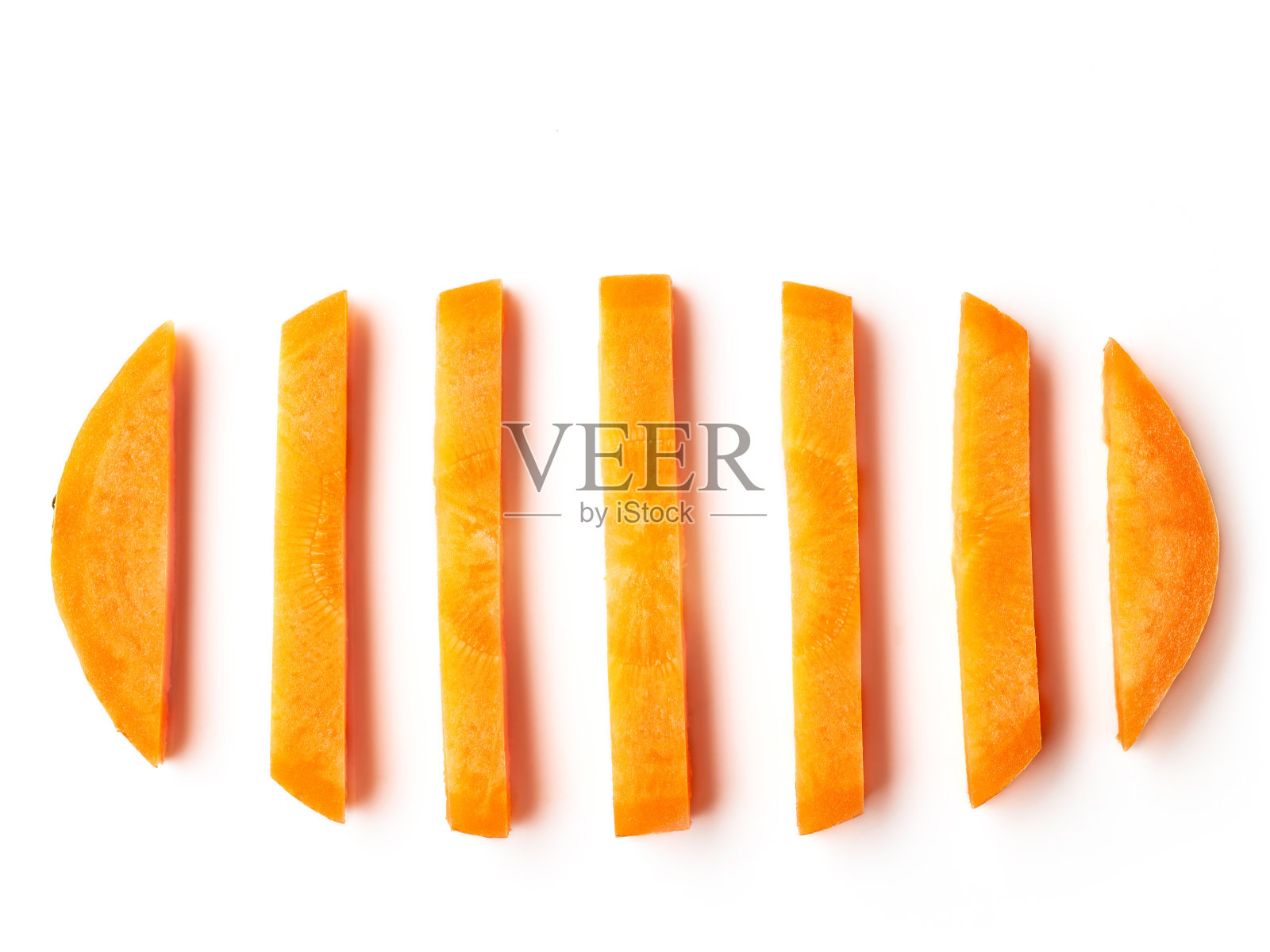 胡萝卜片孤立在白色的，从上面照片摄影图片