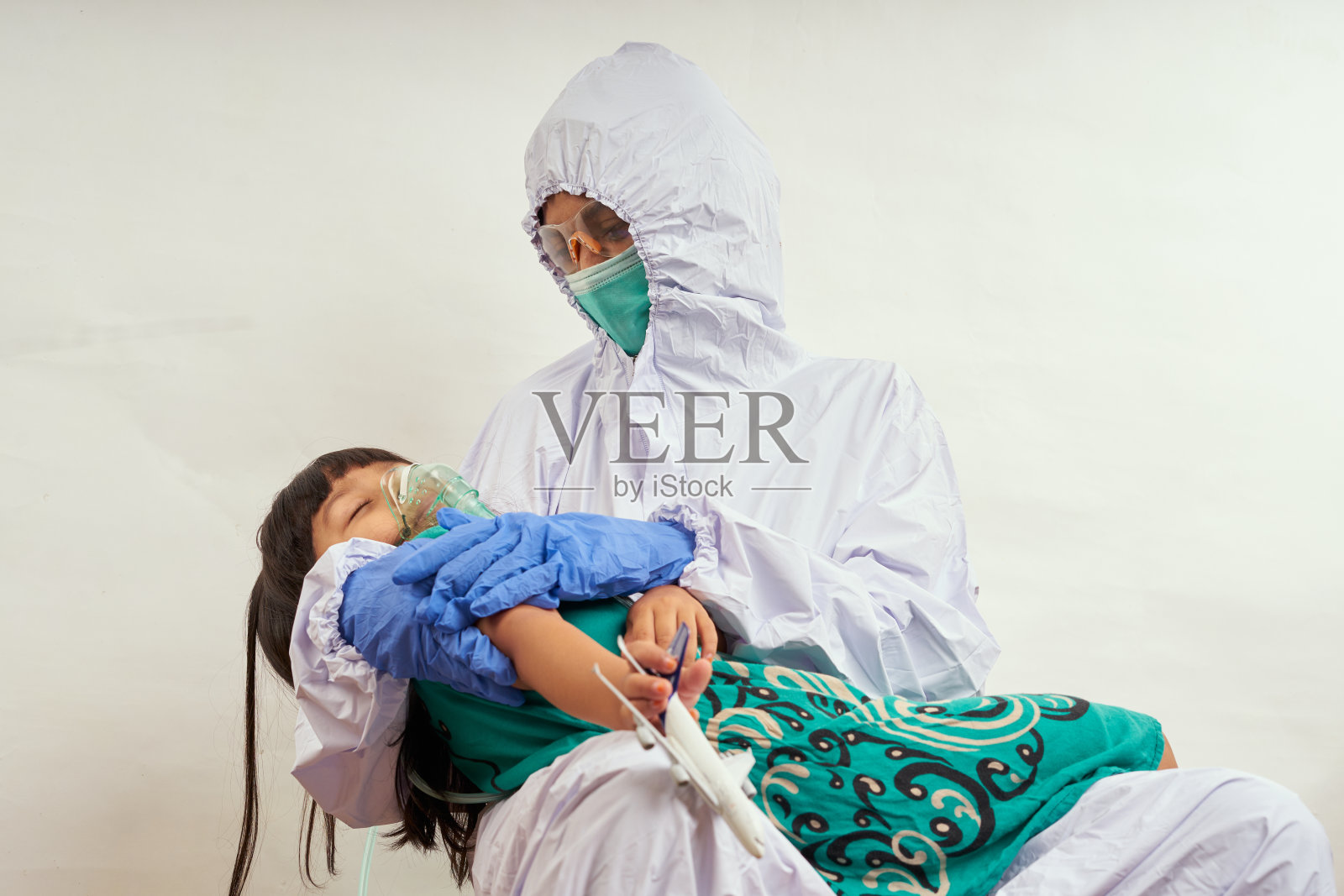 儿科医生医生穿着防护服照顾患儿，保护冠状病毒概念照片摄影图片