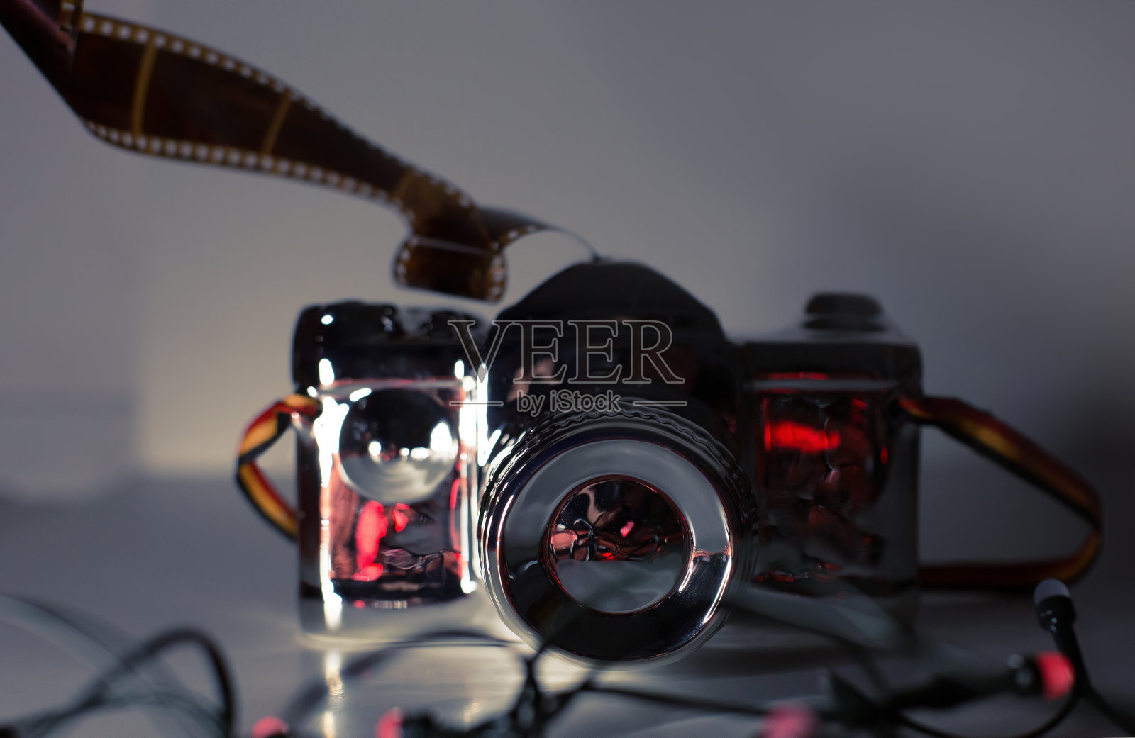 带胶卷的银色纪念品相机和红色花环灯照片摄影图片