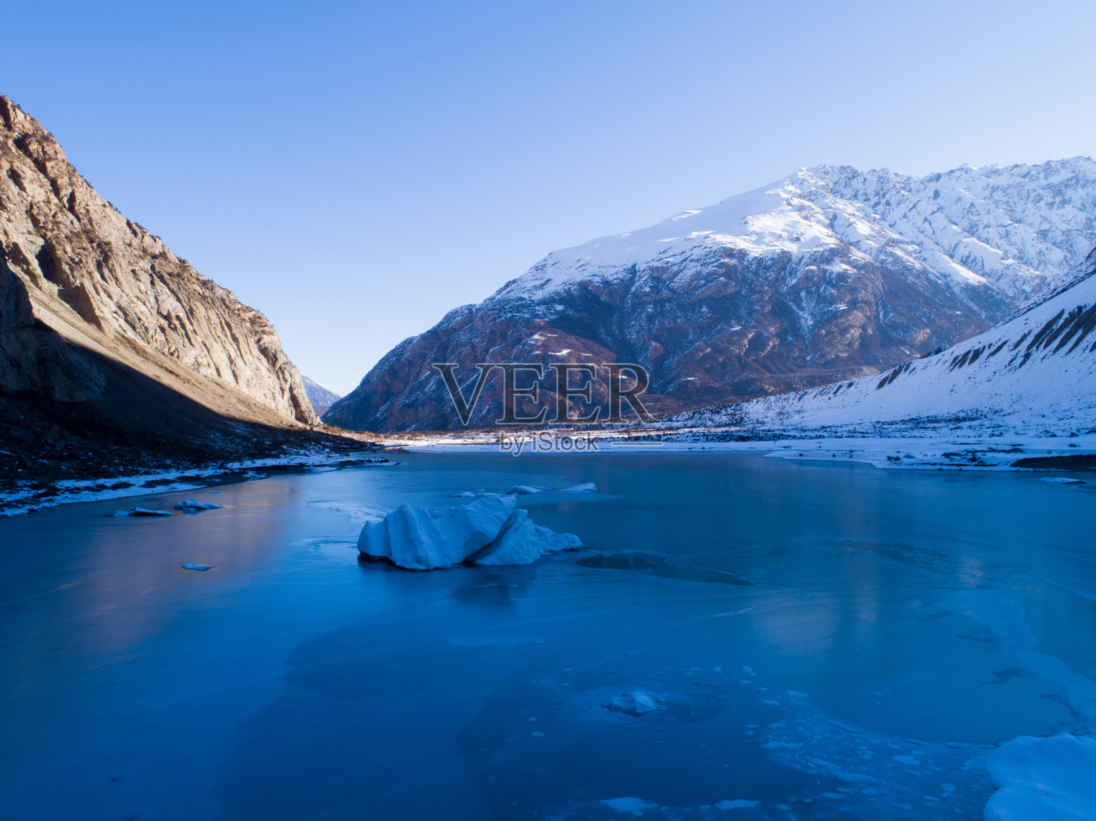 鸟瞰图美丽的冰冻冰川泻湖在西藏，中国照片摄影图片