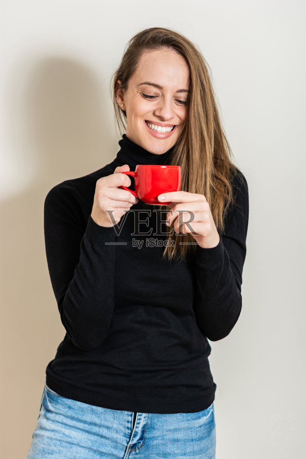 一个拿着红杯子的漂亮女人的画像照片摄影图片