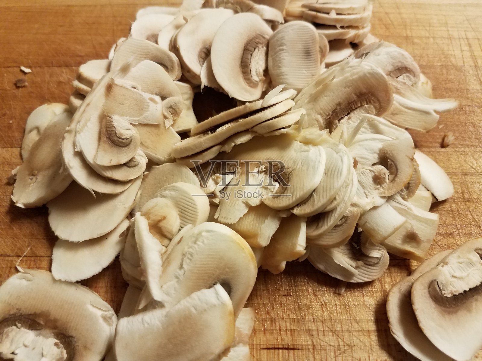 木质切菜板上的白色蘑菇或真菌照片摄影图片