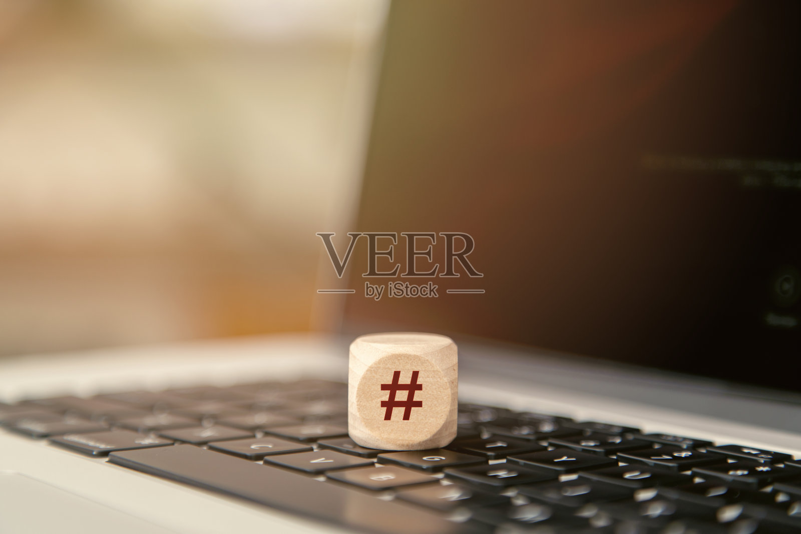 标签写在笔记本电脑键盘上的木方上。照片摄影图片