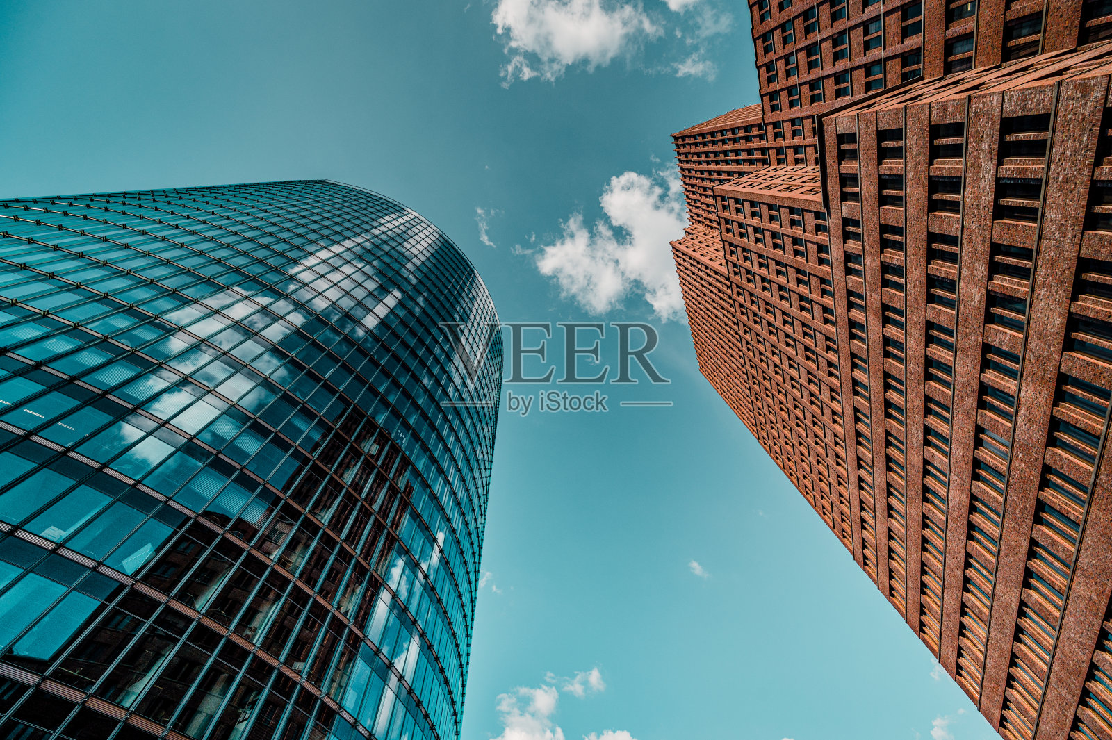 阳光下的摩天大楼照片摄影图片