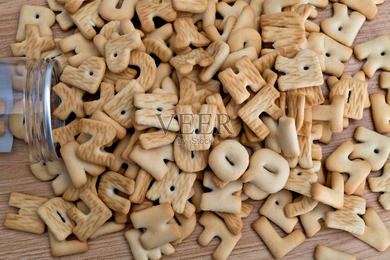 桌子上有一堆饼干照片摄影图片