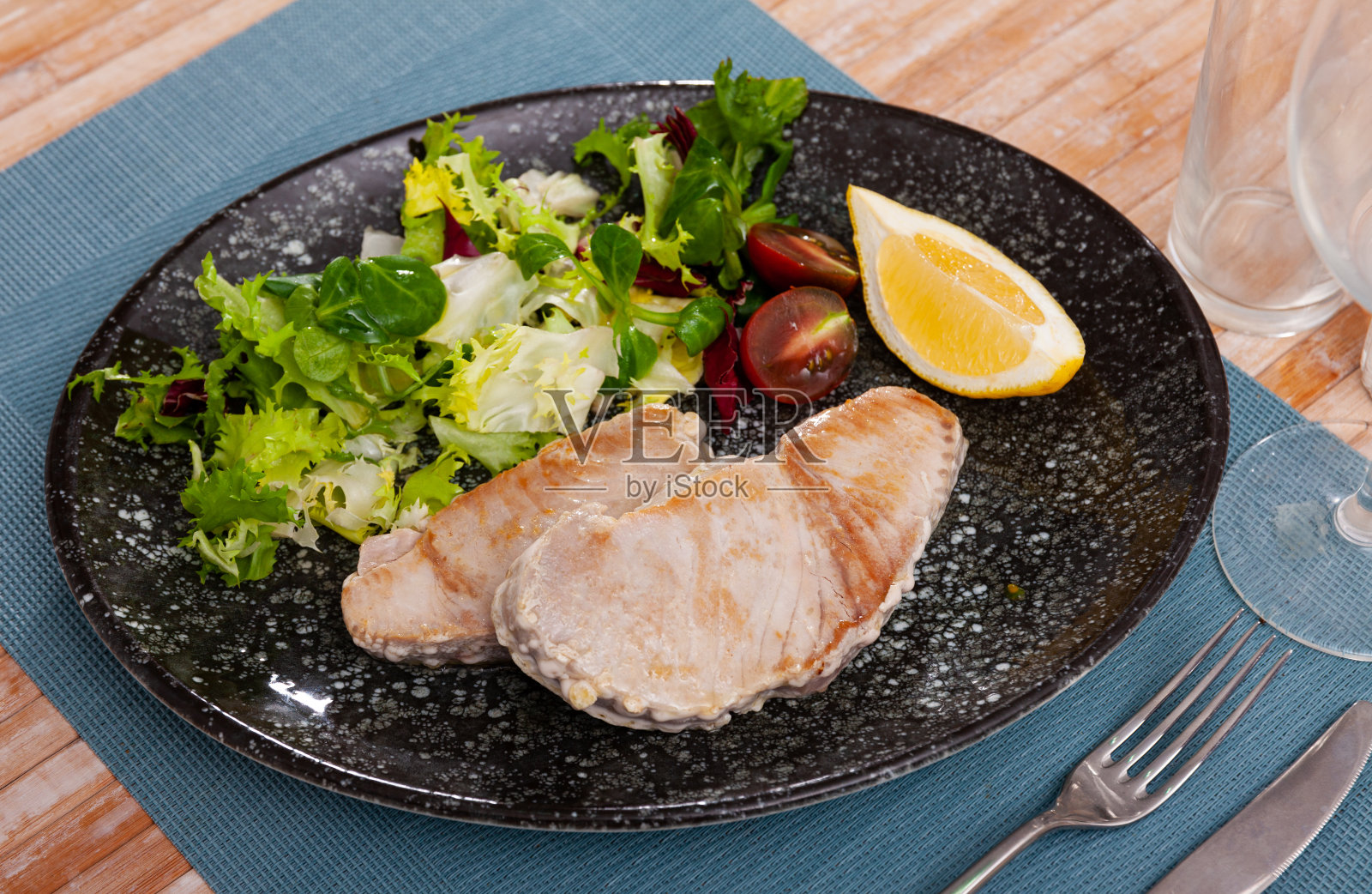 斯堪的纳维亚料理海鲜与绿色和蔬菜在盘子上的木桌照片摄影图片