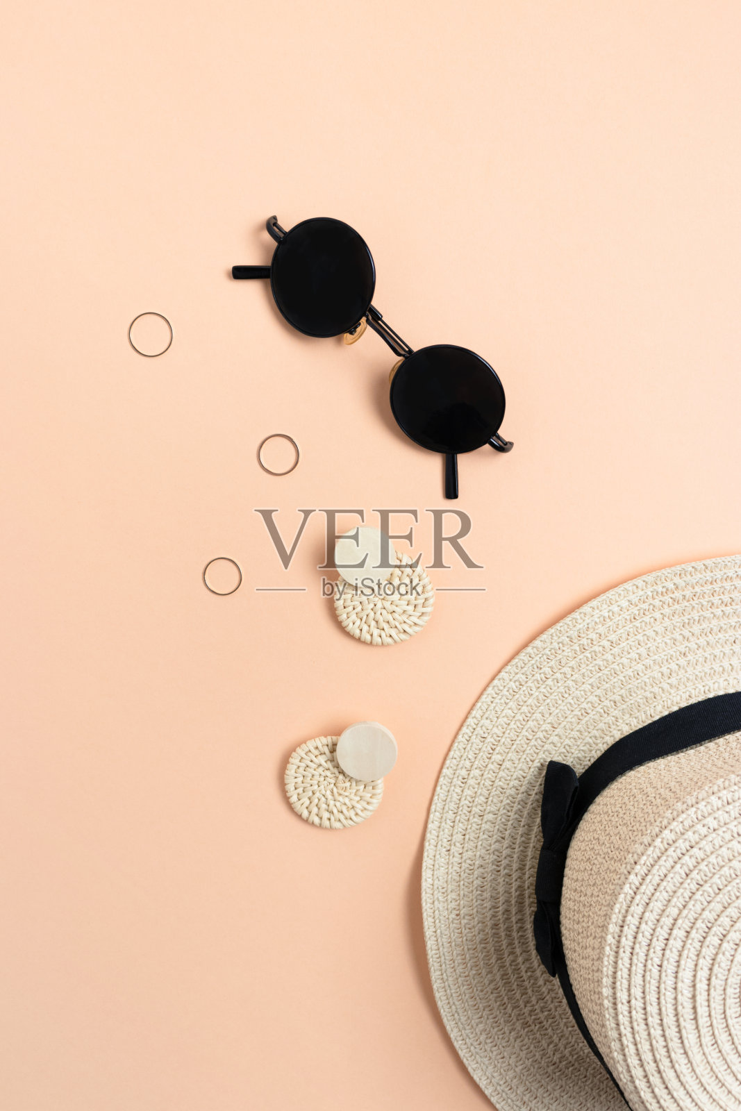 时尚公寓。草帽，柳条耳环，金戒指，桃底太阳镜。照片摄影图片