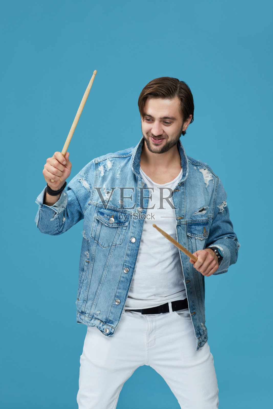 男性鼓手即兴创作照片摄影图片