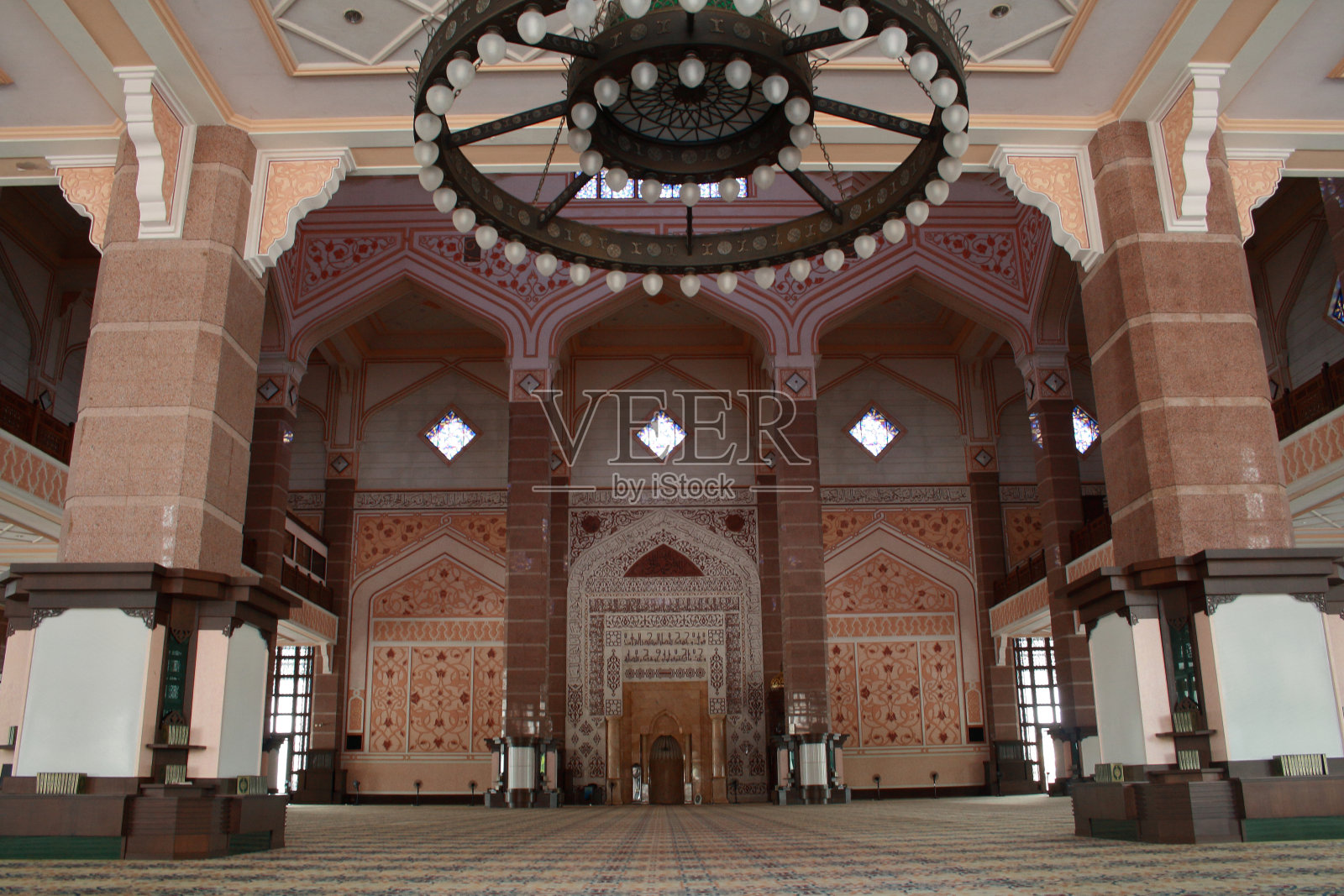 在马来西亚布城，著名的布城清真寺内有装饰的墙壁和柱子照片摄影图片