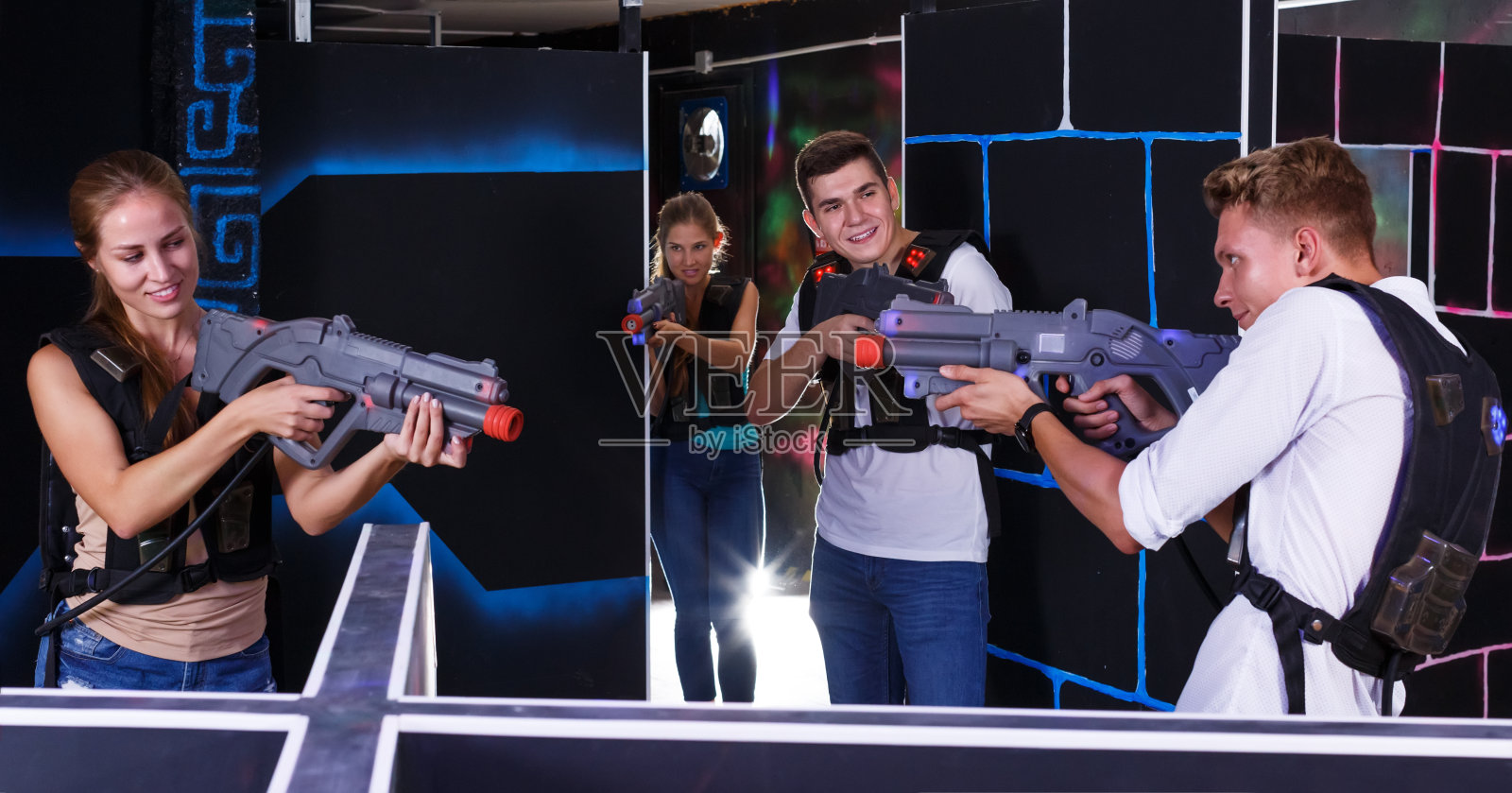 两支激光枪战队在室内比赛照片摄影图片